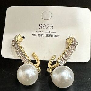 Brand new. Costume jewelry. Earrings.